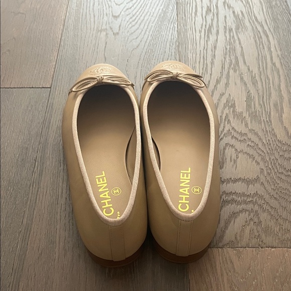 BRAND NEW CHANEL Tan Ballet Flats with Bow Detail - Picture 4 of 5